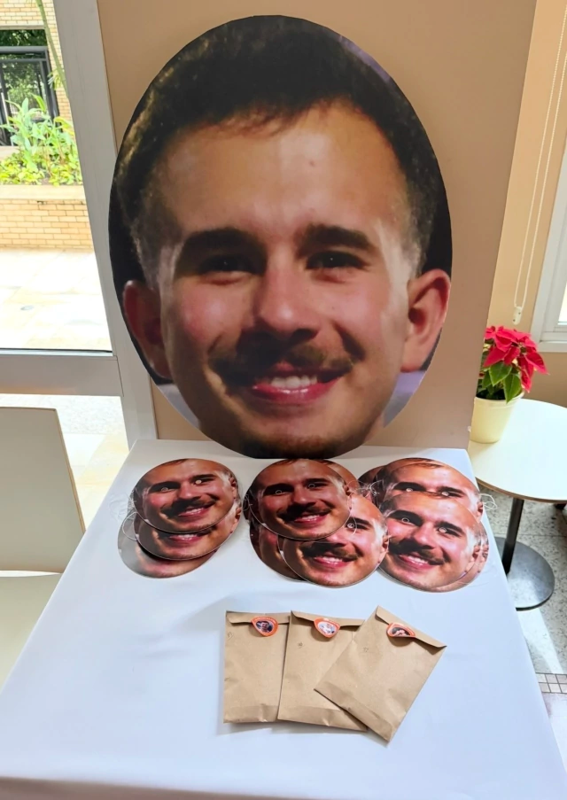 Kit 1 - Cabeça Gigante + 20 Máscaras + 100 Adesivos